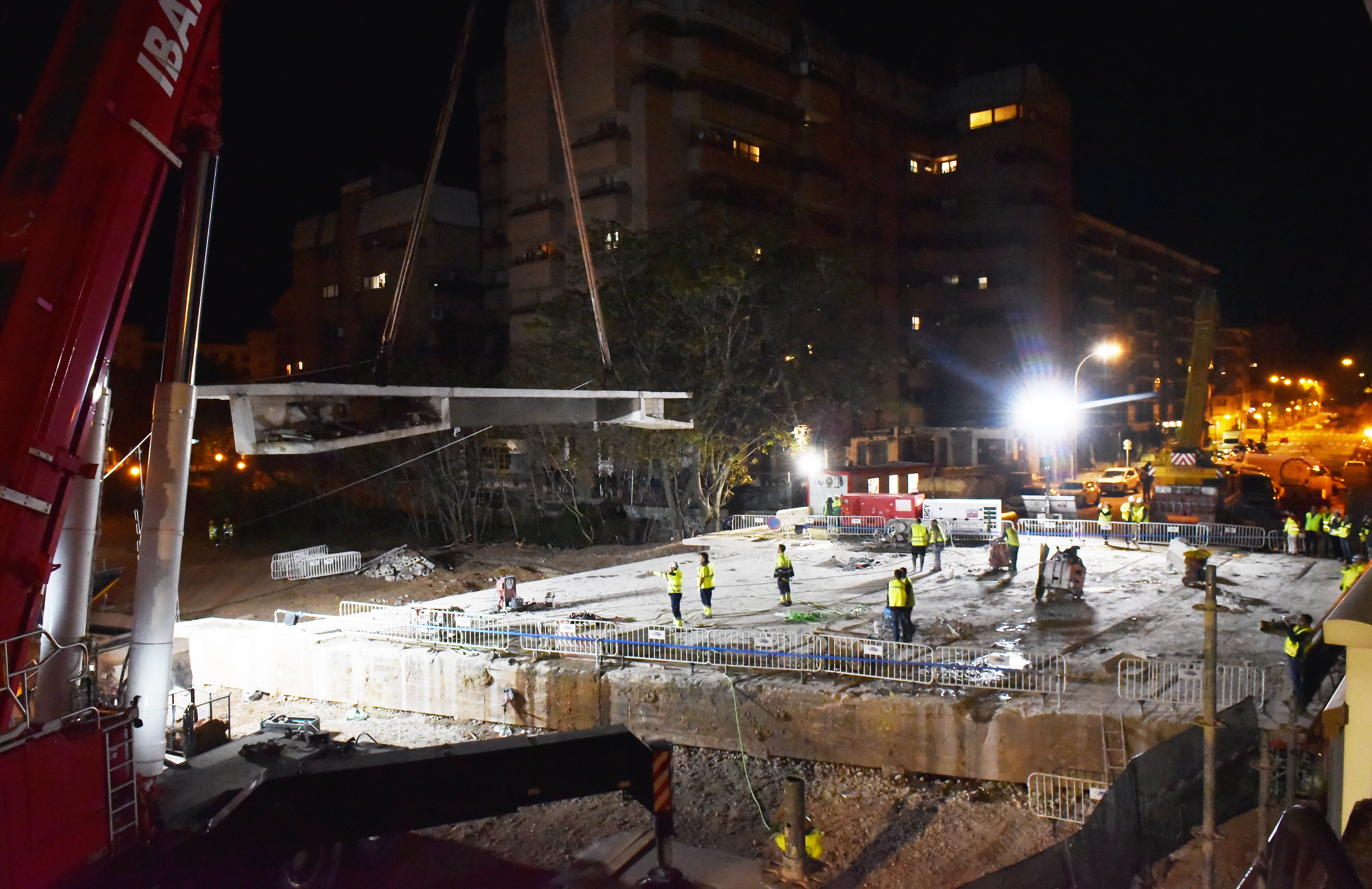 El desmontaje del puente de Vara de Rey, de día y de noche