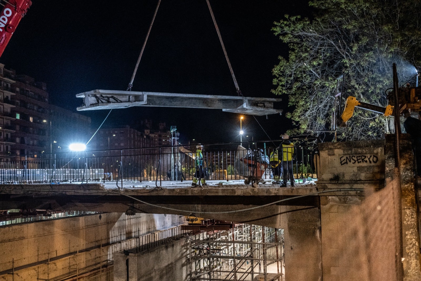 El desmontaje del puente de Vara de Rey, de día y de noche