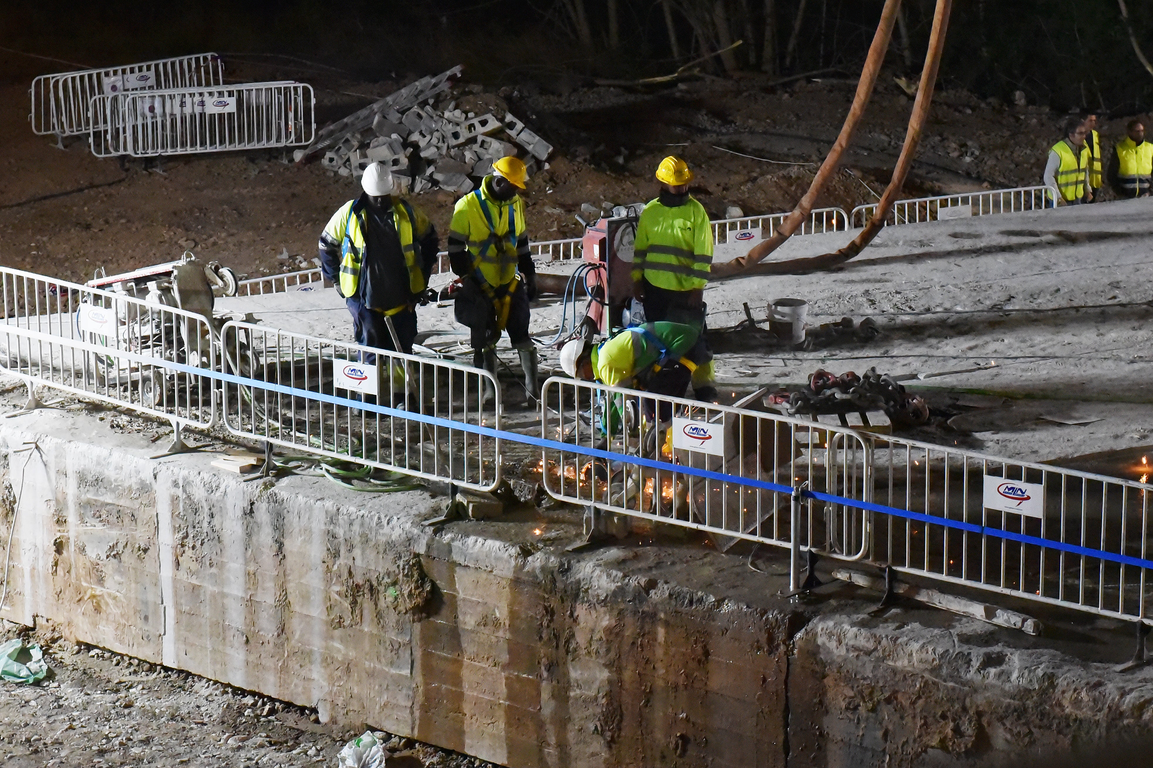 El desmontaje del puente de Vara de Rey, de día y de noche