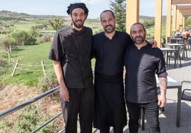 Equipo de cocina, con Jon Aróstegui en el centro.