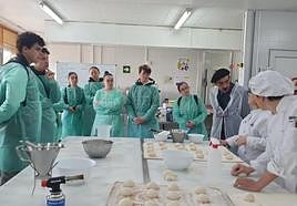 Los alumnos del liceo francés, en la cocina de la Escuela de Hostelería y Turismo de La Rioja, en la mañana de ayer.