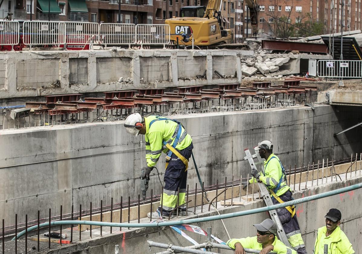 Operarios restableciendo los servicios para que puedan volver los trenes el miércoles.