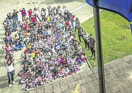 Los 130 alumnos y los 20 profesores del CEIPVaria de Logroño, ayer, posando en uno de los patios del colegio con la bandera de la UE en lo más alto.