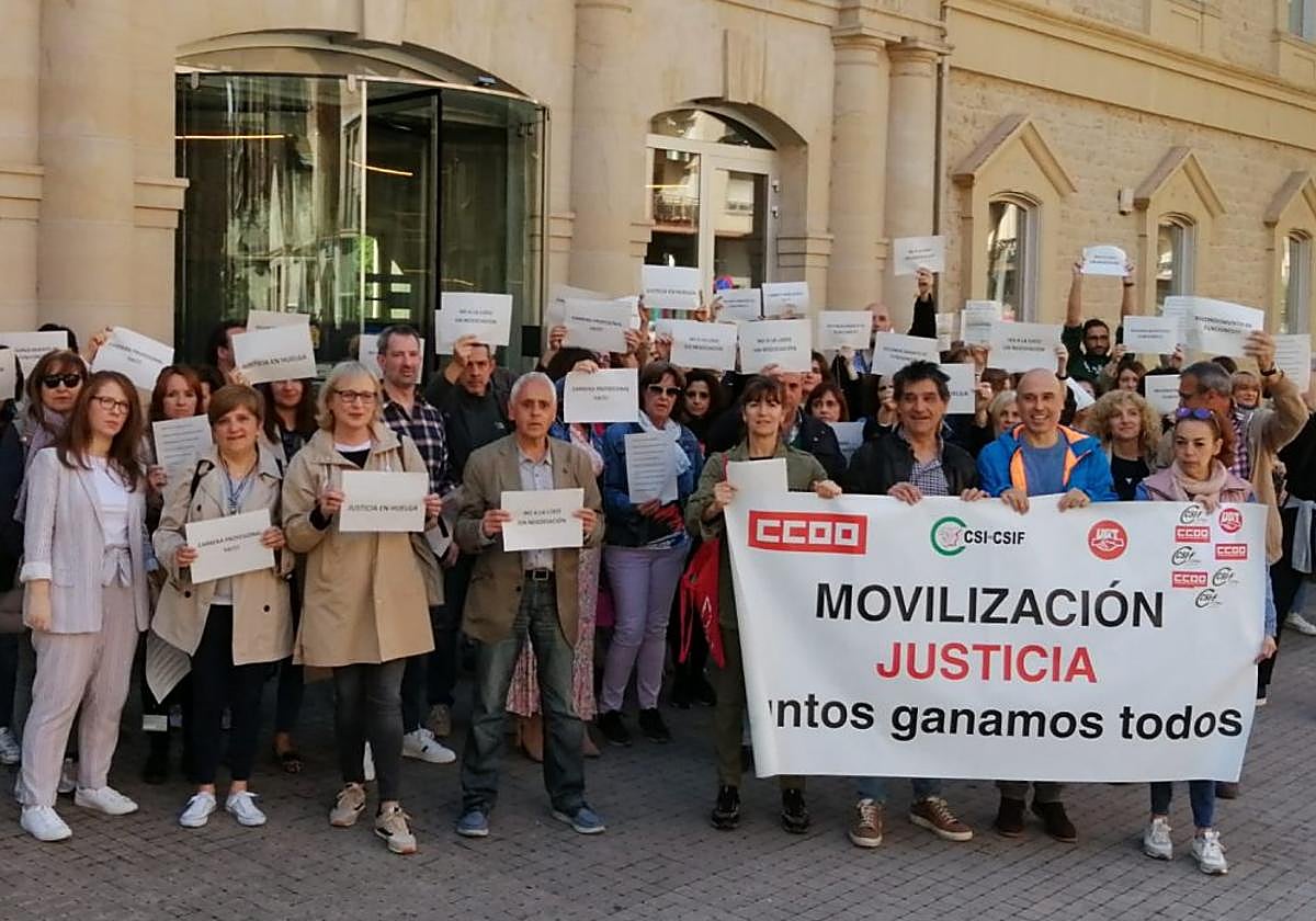 Concentración de protesta a las puertas de los juzgados.