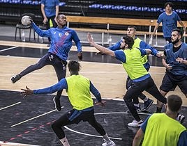 Ruben Gonçalves se eleva para lanzar durante un entrenamiento del Ciudad de Logroño.