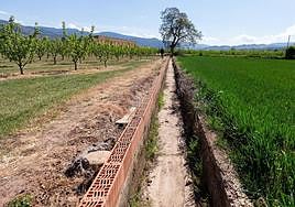 Acequia sin agua desde hace meses en Albelda de Iregua.