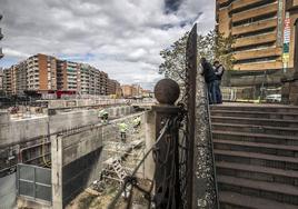 Operarios trabajan el lunes en el cajón ferroviario.