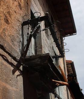 Imagen secundaria 2 - Arriba, un técnico arregla los cables de la luz que se llevó por delante el camión. Debajo, Carlos Lerena, el joven que impidió que el fuego se extendiese por las casas. A la derecha, así ha quedado el balcón tras la colisión y el fuego. 