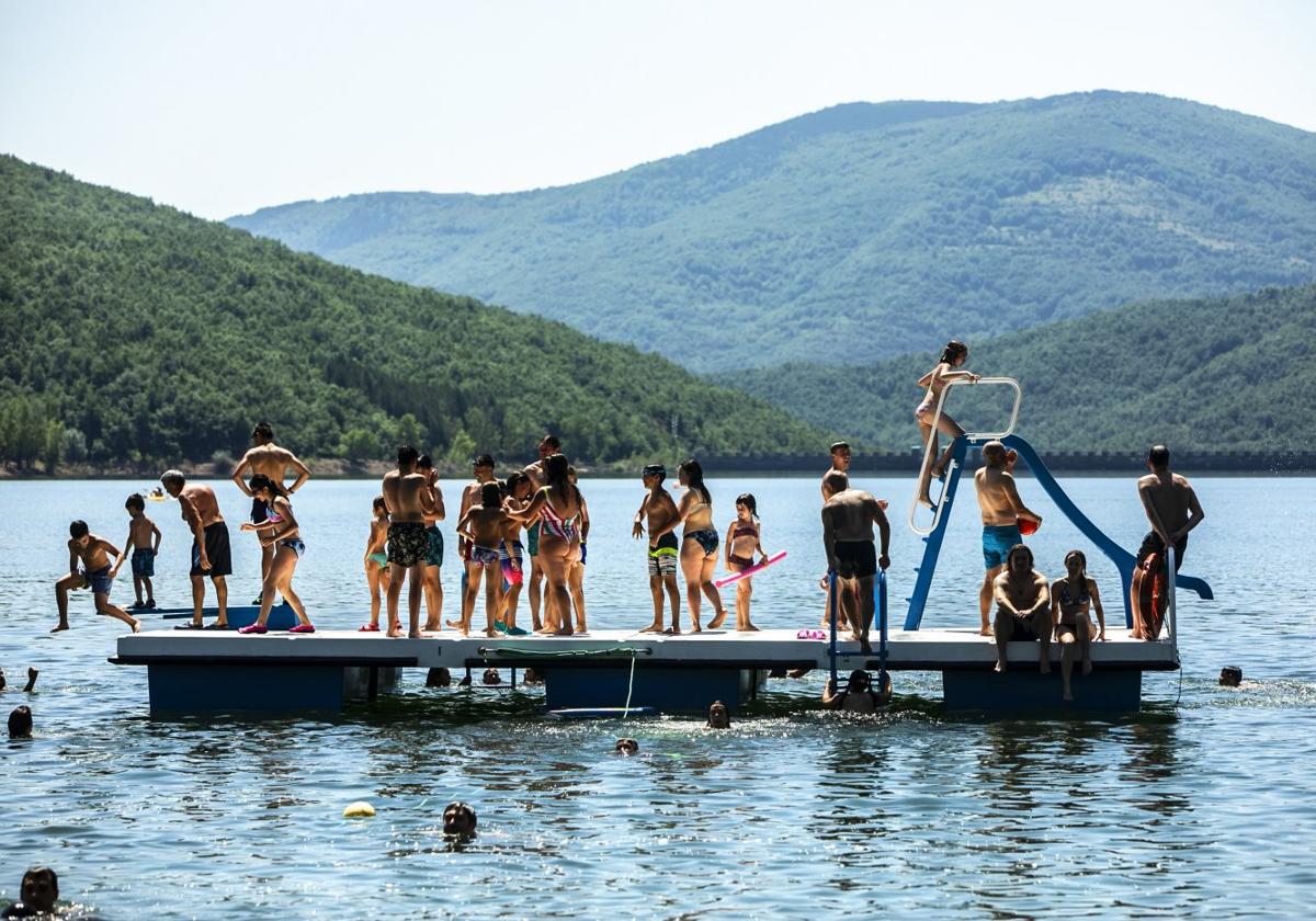 Bañistas sobre la plataforma flotante del Club Náutico El Rasillo, del embalse González Lacasa, en una imagen de 2019.