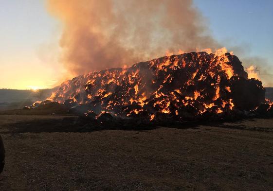 Imagen de fardos de paja ardiendo en el incendio declarado el pasado noviembre en Hormilla.