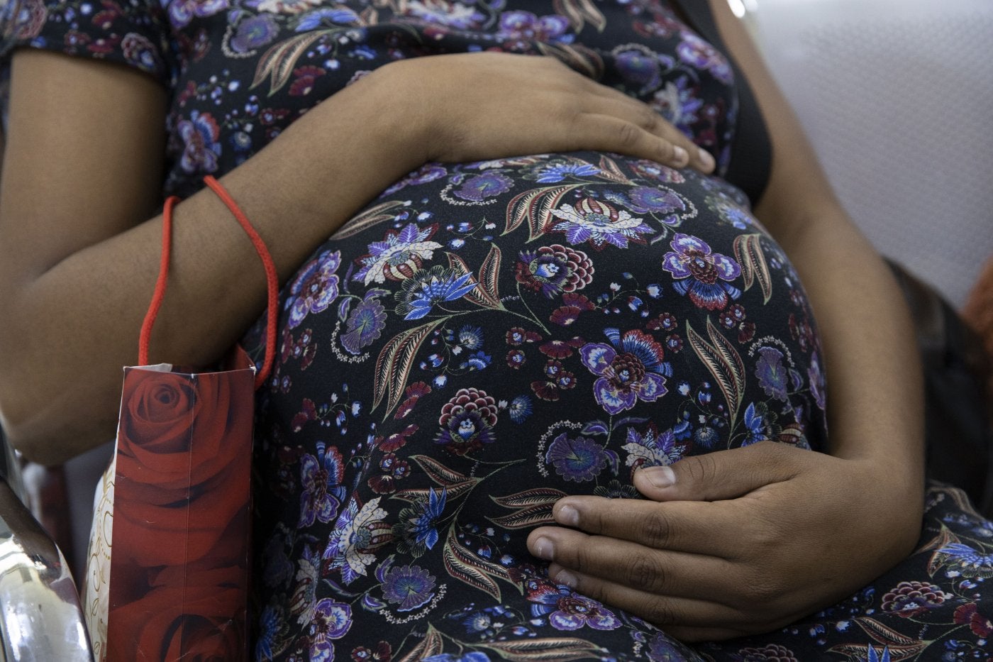 Foto de archivo de una mujer en estado de embarazo avanzado.