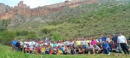 Los participantes en la romería de San Prudencio posan a los pies de las ruinas del monasterio del monte Laturce, instantes antes de la misa.