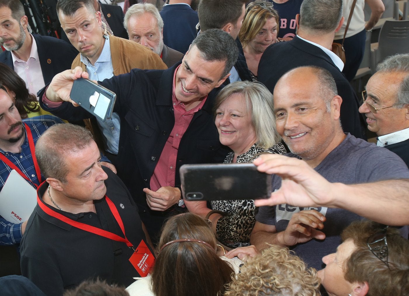 Pedro Sánchez, agasajado por la multitud en Logroño, una ciudad a la que, por alguna razón, no vino en tren.