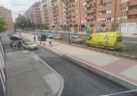 Dotaciones policiales y ambulancias en Duques de Nájera este domingo.