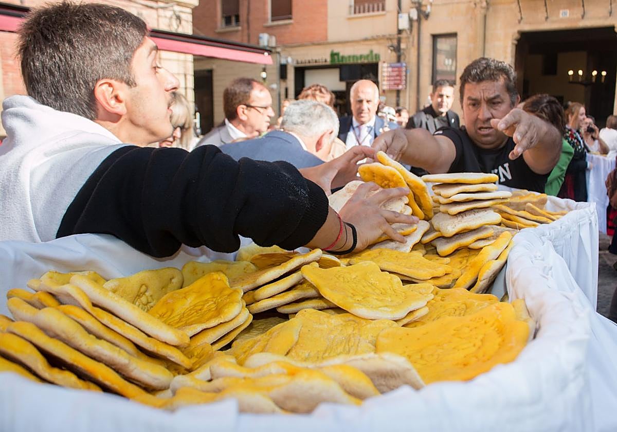 Cargando los burros de molletes; se repartieron hasta 7.000.