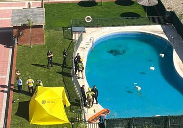 Hallan el cadáver de un hombre con las manos atadas en la piscina de una urbanización de Cascajos