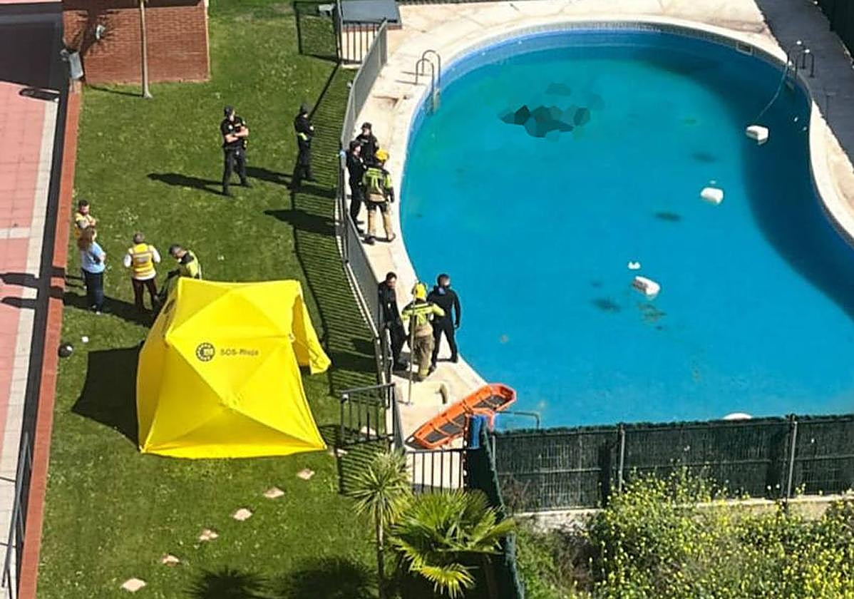 Dispositivo en la piscina del edificio en el que se ha producido el suceso.