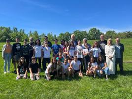 El alcalde, autoridades y alumnos del colegio 7 Infantes en el Bosque de la Danza.