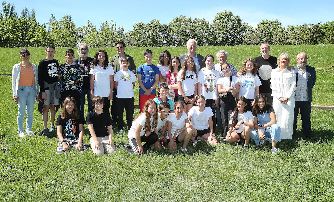 Alumnos del colegio 7 Infantes plantan doce árboles en el Bosque de la Danza