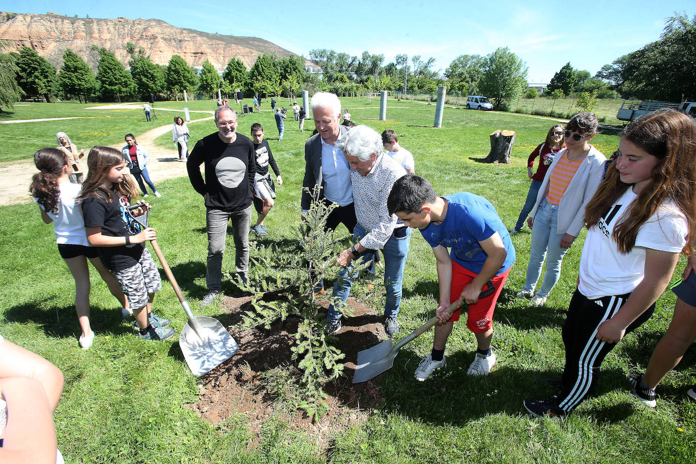 Alumnos del colegio 7 Infantes plantan doce árboles en el Bosque de la Danza