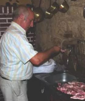Imagen secundaria 2 - A la izquierda, unidades de la Guardia Civil en el municipio. A la derecha, Guillermo preparando unas chuletas en su restaurante.