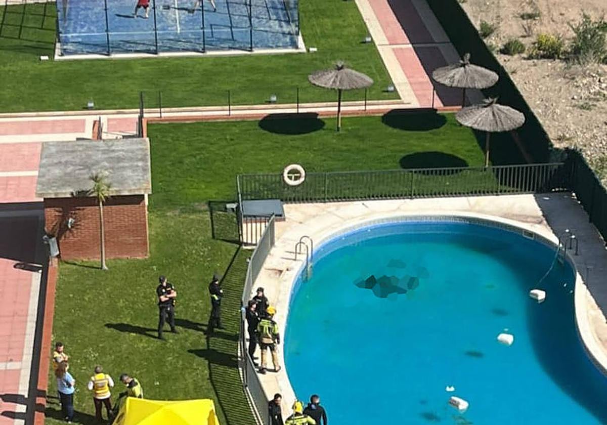 Agentes de Policía, bomberos y sanitarios acceden a la piscina del residencial Lope de Vega de Logroño.