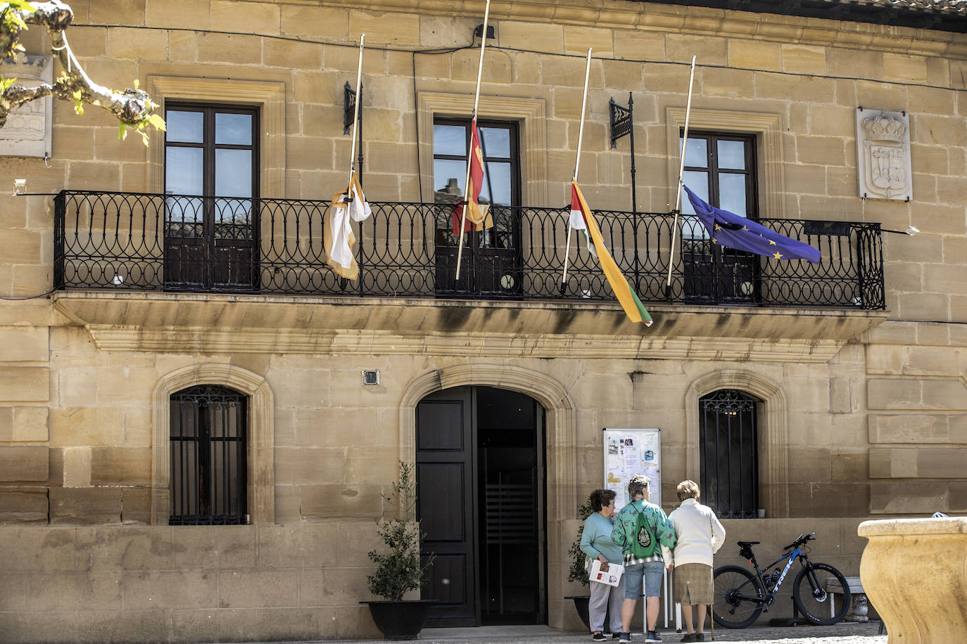 Cuzcurrita despierta de luto y con las banderas a media asta