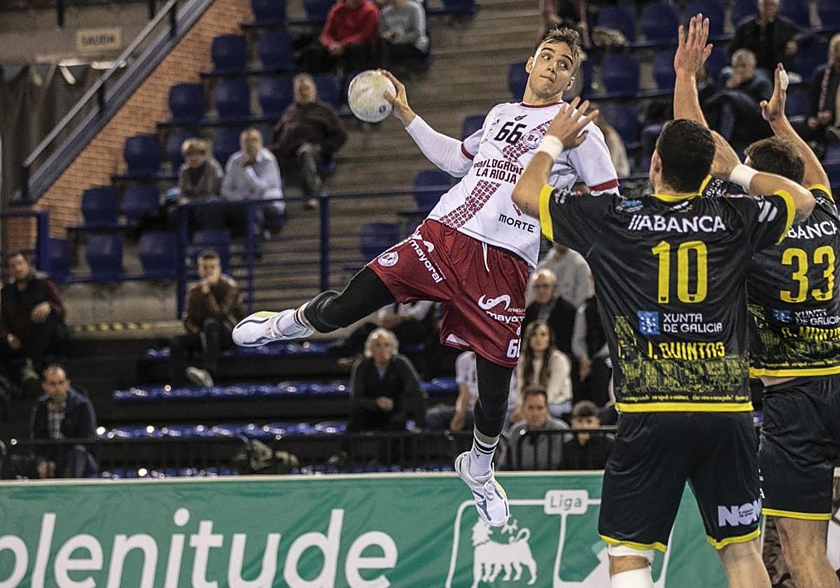 Edu Cadarso se dispone a lanzar ante la defensa del Frigoríficos Morrazo Cangas en el partido jugado hace un mes en el Palacio.