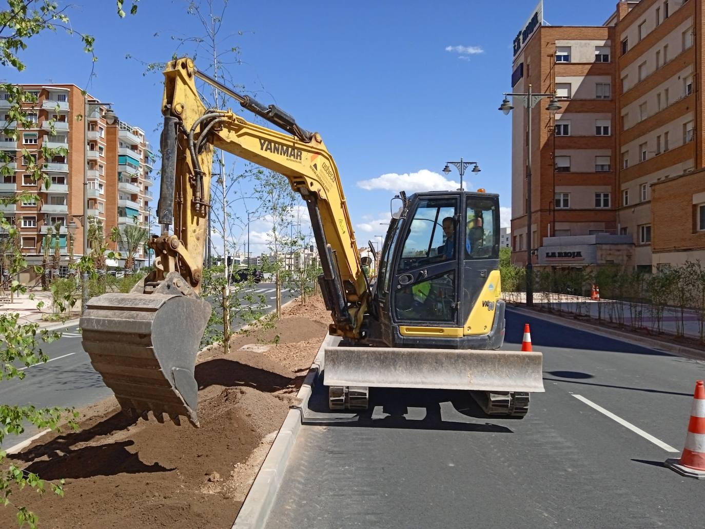 Roban el gasoil de una excavadora en las obras del 'nudo' de Vara de Rey