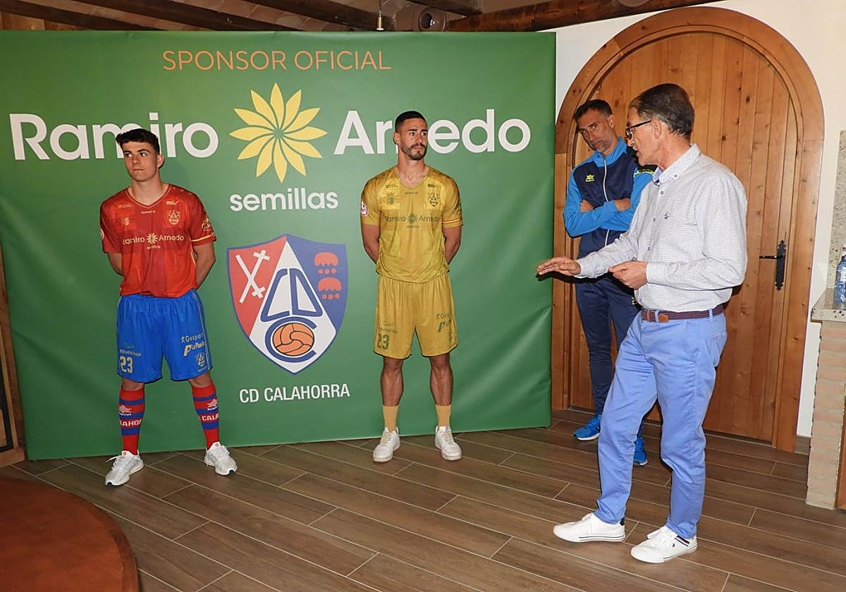 El Calahorra presenta su equipación del centenario y un patrocinador por dos años