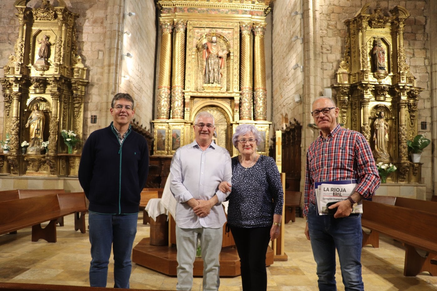 Ángel y Gemma, sobrinos de Eliseo Lerena, rodeados del párroco Javier Marín y José Ángel Lalinde.