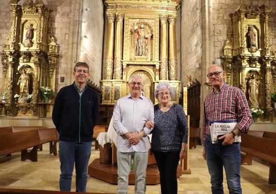 Ángel y Gemma, sobrinos de Eliseo Lerena, rodeados del párroco Javier Marín y José Ángel Lalinde.