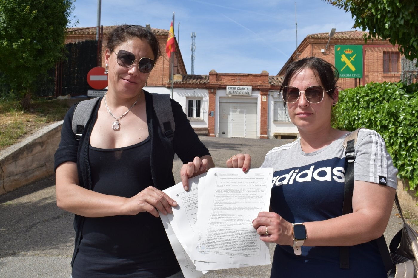 Rebeca López y Vanesa García muestran la denuncia presentada en el cuartel de Villamediana de Iregua.