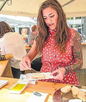 Imagen secundaria 2 - los visitantes de los puesto de la fiesta.