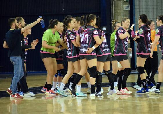 Las jugadoras del Grafometal se saludan en el partido ante Granollers.