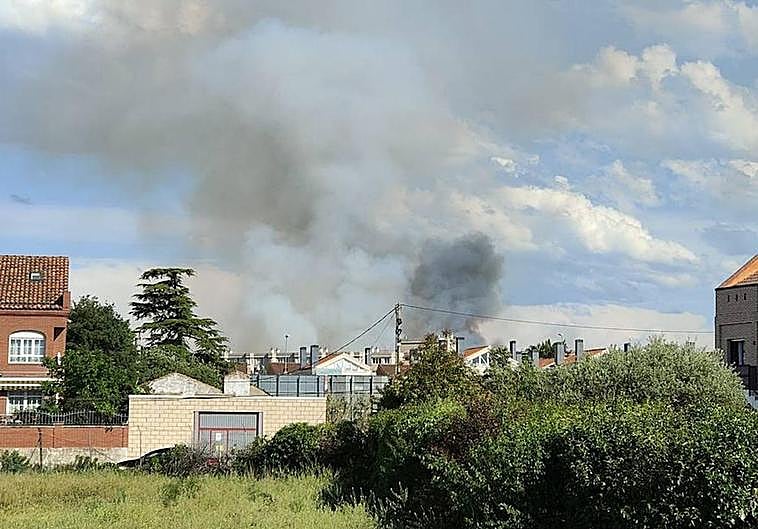 Un voraz incendio afecta a fincas y casetas en la ribera del río Iregua