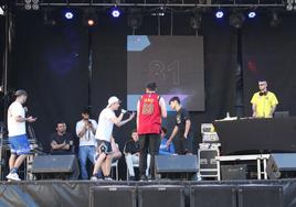 Los participantes de la batalla de gallos durante una de las rondas clasificatorias.