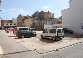 La parcela es ahora un aparcamiento provisional para los vecinos.