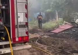 Vídeo | Un guardia civil rescata a un perro en el incendio de Villamediana