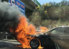 Imagen del vehículo ardiendo en la AP-68