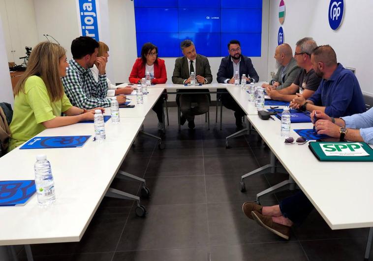 Ana Vázquez, durante la reunión que ha mantenido en La Rioja con representantes policiales y de la Guardia Civil.