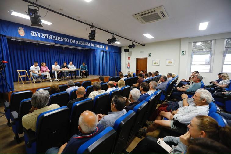 Reunión entre agricultures de la cuenca del Iregua, sindicatos y alcaldes de la zona afectada por la sequía.