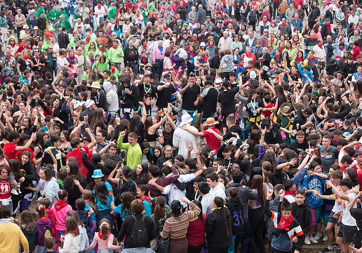 Bailes y alegría en la plaza de España, tras el disparo del cohete anunciador de las fiestas.