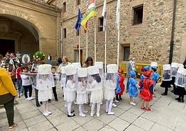 'Chiquiprocesión' del Sagrados Corazones, que ayer visitó el Hospital del Santo y el lunes el centro de día.