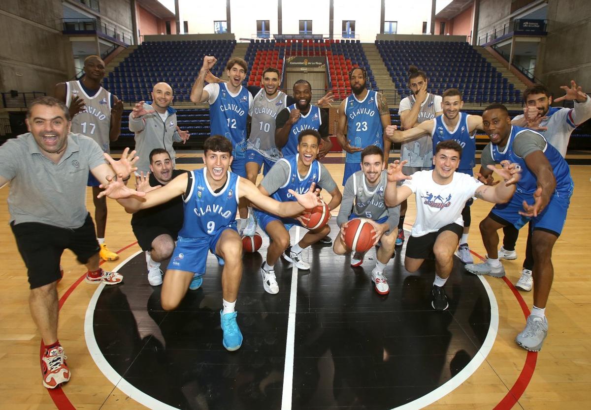 Jugadores y cuerpo técnico del Clavijo posan de manera simpática en un entrenamiento.