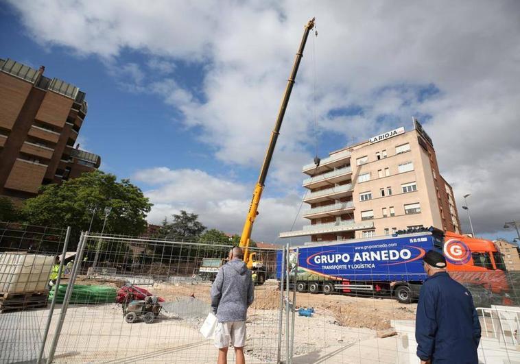 Una de las primeras vigas colocadas este miércoles para cerrar el cajón ferroviario.