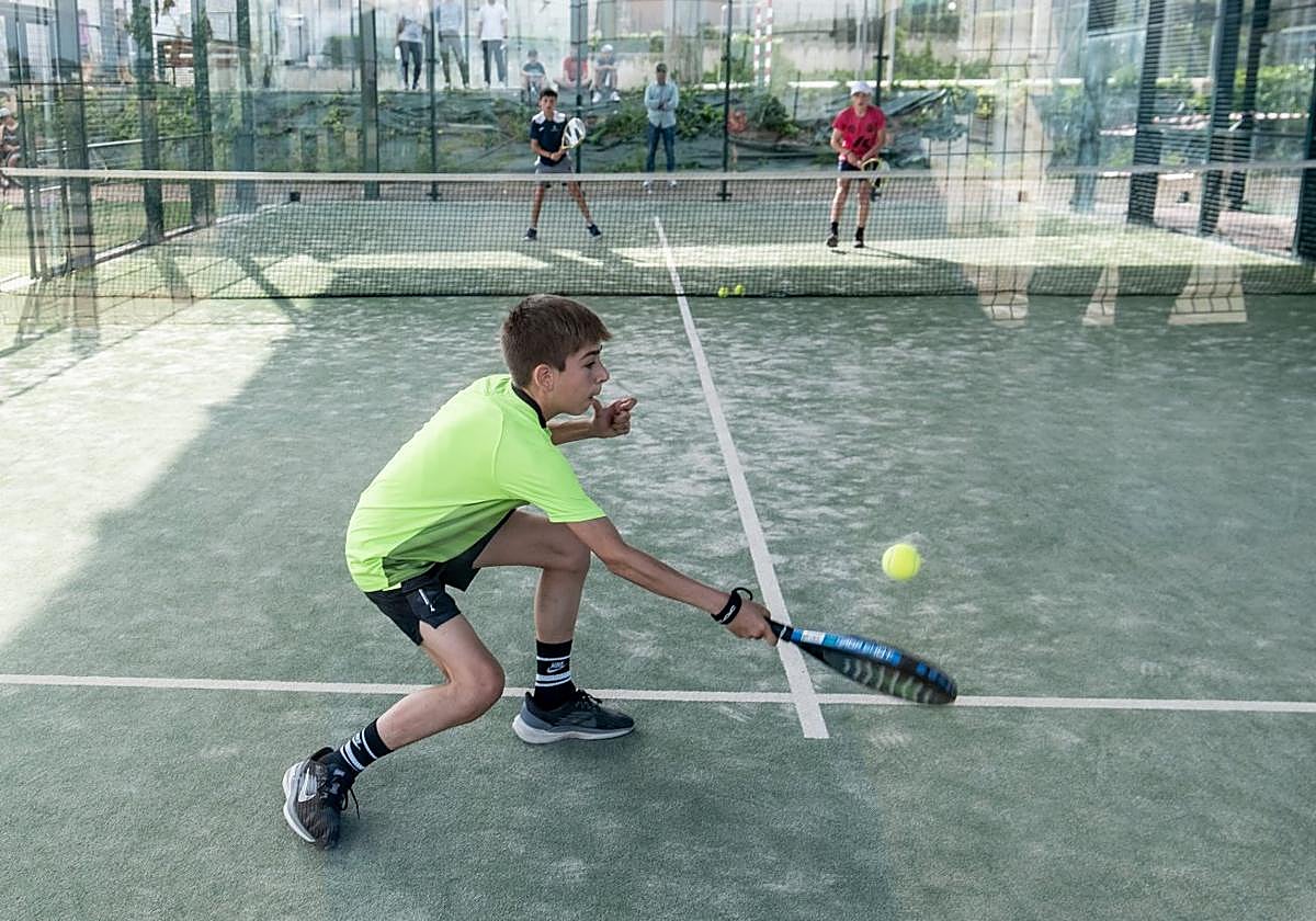 Un escolar trata de devolver una pelota, durante uno de los partidos de la final.