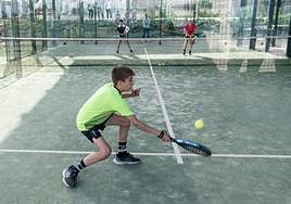 Un escolar trata de devolver una pelota, durante uno de los partidos de la final.