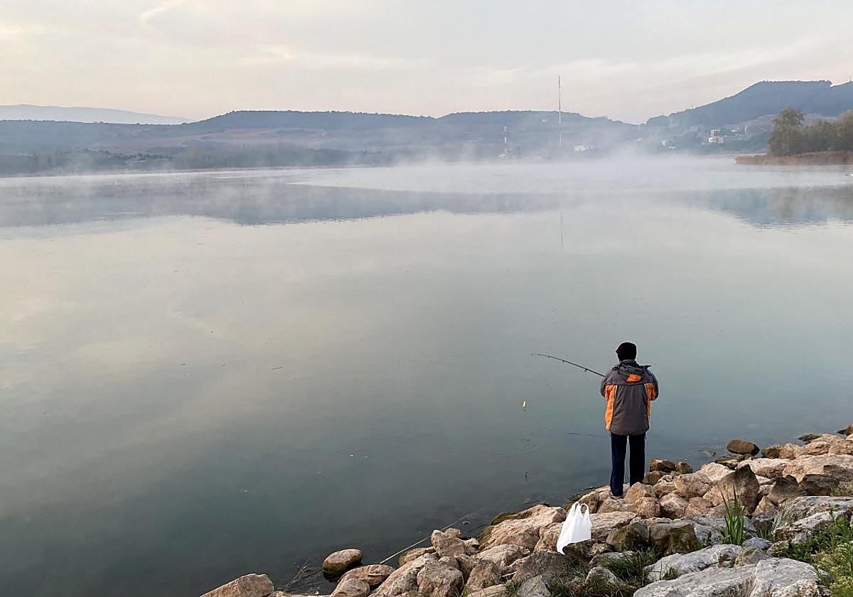 Un joven pescador, en La Grajera, durante una jornada deportiva.