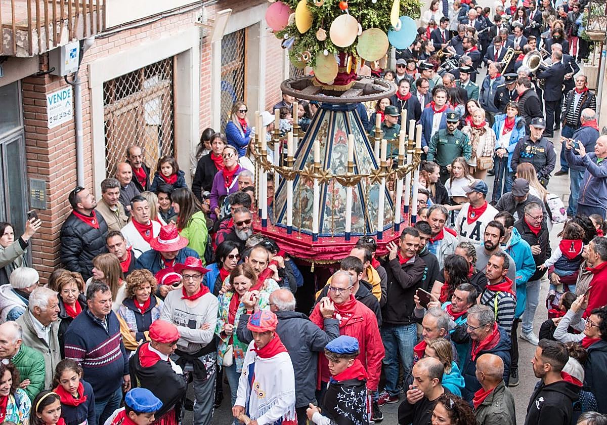 Todos quieren llevar La Rueda, que tardó una hora, aproximadamente, en cubrir la distancia entre San Francisco y la catedral.